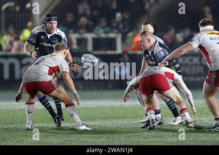 Newcastle, Großbritannien. Januar 2024. Phil Brantingham von Newcastle Falcons gibt Sebastian de Chaves von Newcastle Falcons während des Gallagher Premiership-Spiels zwischen Newcastle Falcons und Harlequins am Freitag, den 5. Januar 2024, einen Pass. (Foto: Chris Lishman | MI News) Credit: MI News & Sport /Alamy Live News Stockfoto