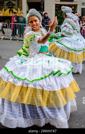 Mitglieder der London School of Samba machen sich auf den Weg zum Start der Strecke für die London New Year's Day Parade 2024. Stockfoto