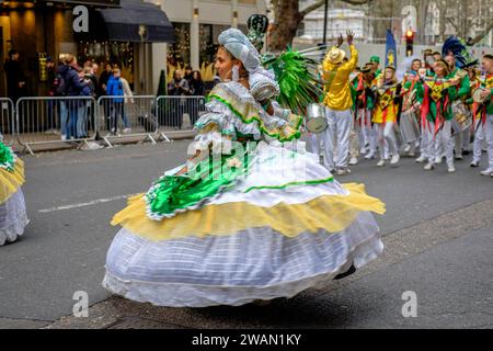 Mitglieder der London School of Samba machen sich auf den Weg zum Start der Strecke für die London New Year's Day Parade 2024. Stockfoto