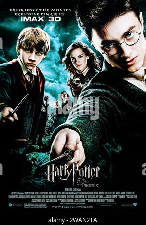 Harry Potter and the Order of the Phoenix (2007) von David Yates mit Daniel Radcliffe, Emma Watson und Rupert Grint. Als ihre Warnung vor Lord Voldemorts Rückkehr verspottet wurde, werden Harry und Dumbledore von den Zauberern angegriffen, als ein autoritärer Bürokrat langsam die Macht in Hogwarts übernimmt. Foto eines Original-Posters aus dem Jahr 2007 (US-1-Blatt). ***NUR REDAKTIONELLE VERWENDUNG*** Credit: BFA / Warner Bros Stockfoto