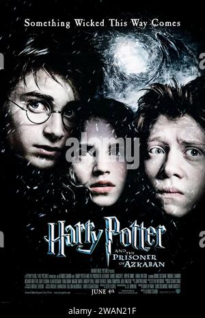 Harry Potter und der Gefangene von Azkaban (2004) unter der Regie von Alfonso Cuarón mit Daniel Radcliffe, Emma Watson und Rupert Grint. Harry Potter, Ron und Hermine kehren für ihr drittes Studienjahr an die Hogwarts School of Witchcraft and Wizardry zurück, wo sie in das Geheimnis um einen entflohenen Gefangenen eintauchen, der eine gefährliche Bedrohung für den jungen Zauberer darstellt. Foto eines Original-Posters aus dem Jahr 2004 (US-1-Blatt). ***NUR REDAKTIONELLE VERWENDUNG*** Credit: BFA / Warner Bros Stockfoto