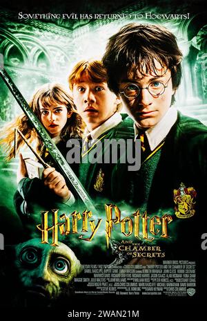 Harry Potter and the Chamber of Secrets (2002) von Chris Columbus mit Daniel Radcliffe, Emma Watson und Rupert Grint. Eine alte Prophezeiung scheint wahr zu werden, als eine mysteriöse Präsenz beginnt, die Gänge einer Zauberschule zu verfolgen und ihre Opfer gelähmt zu lassen. Foto eines Original-Posters aus dem Jahr 2002 (US-1-Blatt). ***NUR REDAKTIONELLE VERWENDUNG*** Credit: BFA / Warner Bros Stockfoto