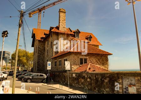 Blick auf das wunderschöne Gebäude, komplett mit Steinen gebaut, von Chalet Faial, am Strand von Conceição in Cascais, Portugal, Europa Stockfoto