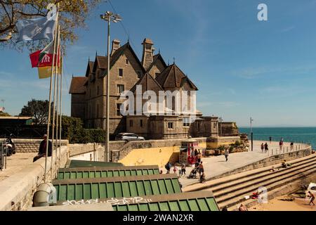 Das komplett aus Steinen erbaute Gebäude des Chalet Faial am Strand Conceição in Cascais, Portugal, Europa Stockfoto