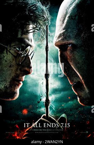 Harry Potter und die Heiligtümer des Todes: Teil 2 (2011) von David Yates mit Daniel Radcliffe, Emma Watson und Rupert Grint. Harry, Ron und Hermine suchen nach Voldemorts verbliebenen Horkruxen, um den Dunklen Lord zu zerstören, während die letzte Schlacht in Hogwarts weiter tobt. Foto eines Original-Posters aus dem Jahr 2011. ***NUR REDAKTIONELLE VERWENDUNG*** Credit: BFA / Warner Bros Stockfoto