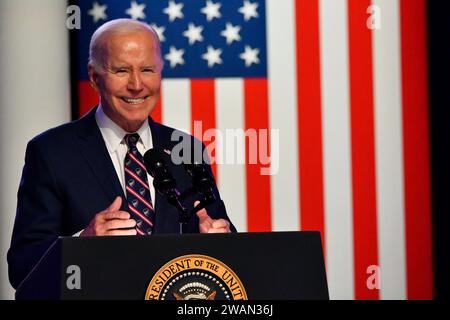 Blue Bell, Usa. Januar 2024. US-Präsident Joseph Biden hält auf der Bühne in Blue Bell, PA, einen Tag vor dem Jahrestag des Kapitolaufstands vom 6. Januar. (Foto: Bastiaan Slabbers/SIPA USA) Credit: SIPA USA/Alamy Live News Stockfoto