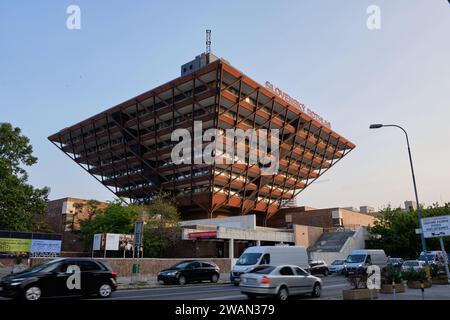 Bratislava, Slowakei Radio- und Fernsehgebäude, das unter dem sozialistischen Regime in Form einer umgedrehten Pyramide errichtet wurde. Stockfoto