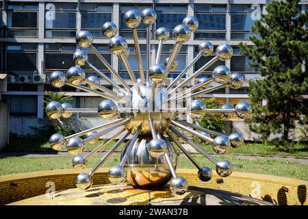 Große Molekülform verchromte Brunnen in einem Innenhof des ehemaligen Istropolis in Bratislava Stockfoto