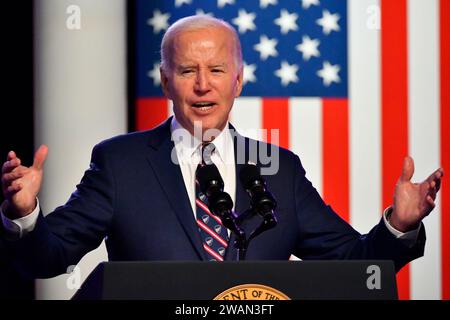 Blue Bell, Usa. Januar 2024. US-Präsident Joseph Biden hält auf der Bühne in Blue Bell, PA, einen Tag vor dem Jahrestag des Kapitolaufstands vom 6. Januar. (Foto: Bastiaan Slabbers/SIPA USA) Credit: SIPA USA/Alamy Live News Stockfoto