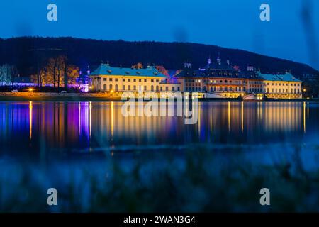 Hochwasser in Dresden durch die starken Niederschläge in Form von Schnee und Regen ist die Elbe erneut angestiegen. Die Elbwiesen am Schloss Pirna sind teilweise überflutet. Dresden Sachsen Deutschland *** Überschwemmungen in Dresden die Elbe ist wieder gestiegen durch starke Niederschläge in Form von Schnee und Regen die Elbwiesen auf Schloss Pirna sind teilweise überflutet Dresden Sachsen Deutschland Stockfoto