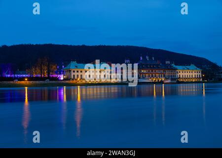 Hochwasser in Dresden durch die starken Niederschläge in Form von Schnee und Regen ist die Elbe erneut angestiegen. Die Elbwiesen am Schloss Pirna sind teilweise überflutet. Dresden Sachsen Deutschland *** Überschwemmungen in Dresden die Elbe ist wieder gestiegen durch starke Niederschläge in Form von Schnee und Regen die Elbwiesen auf Schloss Pirna sind teilweise überflutet Dresden Sachsen Deutschland Stockfoto