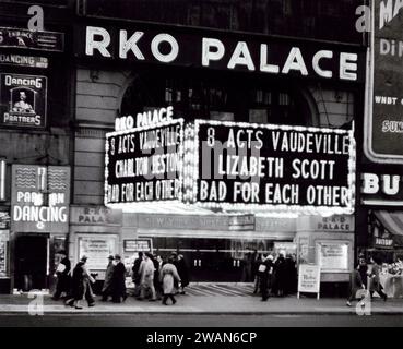 Straßenblick auf das RKO Palace Theater, Broadway, Midtown Manhattan, New York City, New York, USA, Angelo Rizzuto, Anthony Angel Collection, 1953 Stockfoto