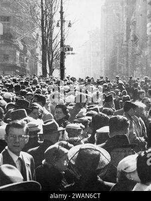 Große Straßenszene, East 51st Street, New York City, New York, USA, Angelo Rizzuto, Anthony Angel Collection, April 1956 Stockfoto