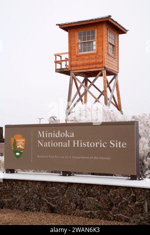 Eingangsschild mit Wachturm, Minidoka National Historic Site, Idaho Stockfoto