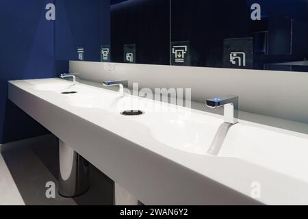 Moderne Raffinesse mit unserer kuratierten Kollektion an Armaturen und Waschbecken im Badezimmer. Genießen Sie die nahtlose Fusion aus schlankem Design und Funktionalität, Stockfoto