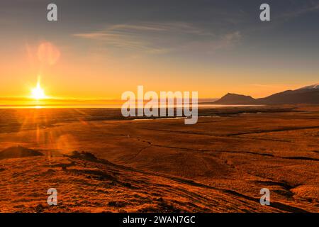 Sonnenuntergang über den Wiesen der Snaefellsness Peninsula, Island Stockfoto