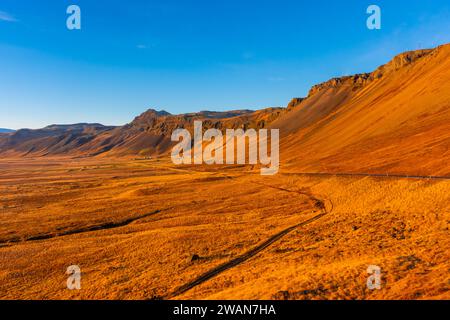 Sonnenuntergang über den Wiesen der Snaefellsness Peninsula, Island Stockfoto