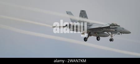 Eine F/A-18 Super Hornet von der Air Test and Evaluation Squadron Nine (VX-9) der US Navy macht einen sogenannten Dirty Pass über die Naval Base Ventura County Point Mugu in Südkalifornien, bevor sie am 15. August 2023 landet. Ein schmutziger Pass bezieht sich auf ein Flugzeug, das mit ausgefahrenen Klappen und Fahrwerk fliegt, anstatt in einer aerodynamisch sauberen Konfiguration aus eingefahrenen Klappen und Fanggeräten zu fliegen. VX-9 hat seinen Sitz in der Naval Air Weapons Station China Lake in Kalifornien und ist auch unter seinem Spitznamen Vampire bekannt. (US Navy Foto von Eric Parsons/veröffentlicht) Stockfoto