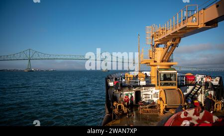 USCGC Elm durchquert den Columbia River, um am 8. November 2023 in Astoria, Oregon, an Navigationshilfen zu arbeiten. Die Crew der Elm war vier Tage unterwegs, um verschiedene Arten von Schulungen durchzuführen und an Hilfsmitteln für die Navigation auf dem Columbia River zu arbeiten Küstenwache Foto von Petty Officer 3. Klasse William Kirk) Stockfoto