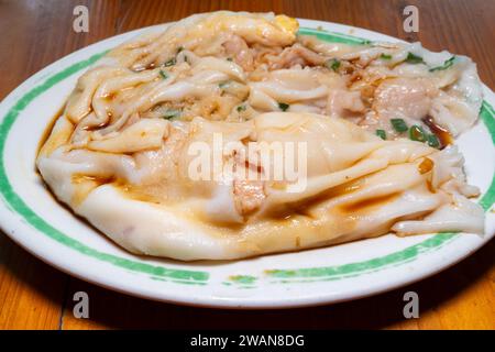 Traditionelle kantonesische Gerichte wie Cheong Fun oder Reisnudelrollen oder gedämpfte Vermicelli-Rollen, horizontale Komposition Stockfoto