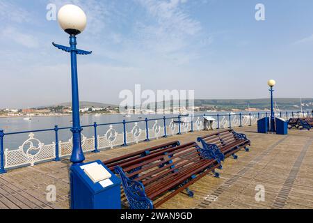 Swanage Dorset England, der restaurierte Swanage Pier, der vom Pier Trust betrieben wird, in Swanage Bay, warm September 2023 Day, Vereinigtes Königreich, Stockfoto