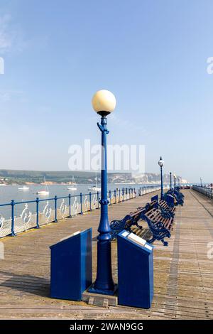 Swanage Dorset England, der restaurierte Swanage Pier, der vom Pier Trust betrieben wird, in Swanage Bay, warm September 2023 Day, Vereinigtes Königreich, Stockfoto