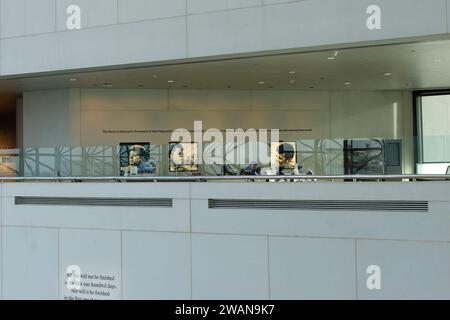 John F. Kennedy Presidential Library Boston, Massachusetts - das Atrium und der Eingang zur Bibliothek zeigen beleuchtete Bilder von JFK hinter dem Stockfoto