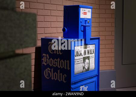 John F. Kennedy Presidential Library Boston, Massachusetts - Eine blaue Boston Globe Zeitungskiste mit einer Zeitung mit der Aufschrift Jack, zu Fuß mit einem Foto Stockfoto