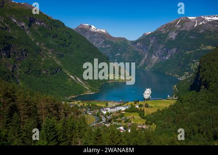 Geiranger, Norwegen, ist ein kleines Touristendorf am Kopf des Geirangerfjords, der ein Zweig des großen Storfjords ist und die Heimat von spektakulären Sc ist Stockfoto
