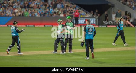 Adelaide, Australien. 31. Dezember 2023. Adelaide-Spieler gratulieren Melbourne, nachdem sie das Spiel der Men's Big Bash League zwischen Adelaide Strikers an gewonnen haben Stockfoto