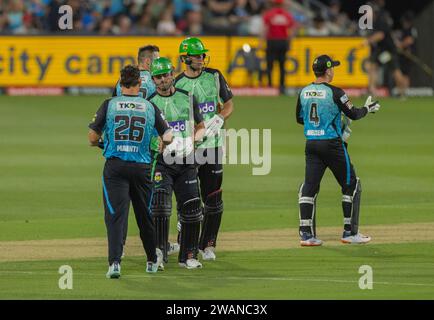 Adelaide, Australien. 31. Dezember 2023. Adelaide-Spieler gratulieren Melbourne, nachdem sie das Spiel der Men's Big Bash League zwischen Adelaide Strikers an gewonnen haben Stockfoto