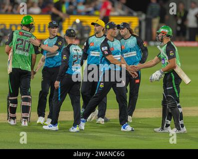 Adelaide, Australien. 31. Dezember 2023. Adelaide-Spieler gratulieren Melbourne, nachdem sie das Spiel der Men's Big Bash League zwischen Adelaide Strikers an gewonnen haben Stockfoto