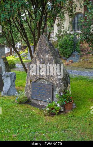 Denkmal und Grab des Unbekannten Kletterers im Blick auf das Matterhorn in Zermatt Stockfoto