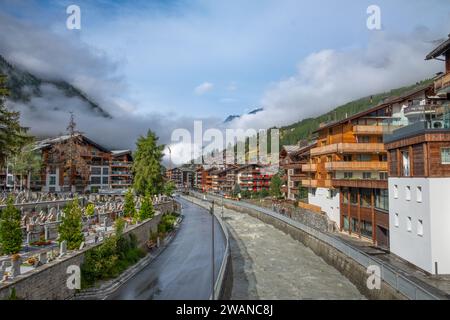 Ein Kanal kontrolliert den Fluss der Materie Vispa in Zermatt Schweiz Stockfoto