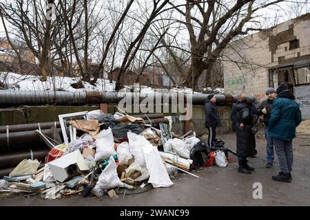 Kiew, Ukraine. Januar 2024. Anwohner sahen in der Nähe von kaputten Fenstern und anderen Trümmern aus einem Wohngebäude, das durch einen russischen Raketenangriff in Kiew beschädigt wurde. Mindestens 27 Menschen wurden ins Krankenhaus gebracht und eine verletzte ältere Frau starb in einem Krankenwagen, nachdem ein Brand in einem mehrstöckigen Gebäude infolge eines Raketenangriffs in Kiew am 2. Januar 2024 ausbrach. (Foto: Oleksii Chumachenko/SOPA Images/SIPA USA) Credit: SIPA USA/Alamy Live News Stockfoto