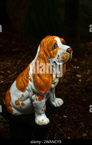 Auckland, Neuseeland. Ein sehr traurig aussehender Porzellanhund - ein Cocker Spaniel - im Sculptureum Park. Stockfoto