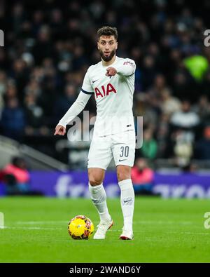 London, Großbritannien. Januar 2024. Tottenham Hotspur's Rodrigo Bentancur in Aktion während des Spiels Tottenham Hotspur FC gegen Burnley FC Emirates FA Cup 3. Runde im Tottenham Hotspur Stadium, London, England, Großbritannien am 5. Januar 2024 Credit: Every Second Media/Alamy Live News Stockfoto