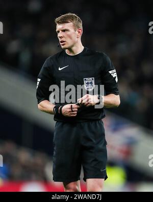 London, Großbritannien. Januar 2024. Schiedsrichter Sam Barrott während des Spiels der Tottenham Hotspur FC gegen Burnley FC Emirates FA Cup 3. Runde im Tottenham Hotspur Stadium, London, England, Vereinigtes Königreich am 5. Januar 2024 Credit: Every Second Media/Alamy Live News Stockfoto