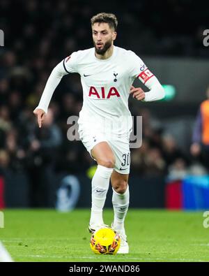 London, Großbritannien. Januar 2024. Tottenham Hotspur's Rodrigo Bentancur in Aktion während des Spiels Tottenham Hotspur FC gegen Burnley FC Emirates FA Cup 3. Runde im Tottenham Hotspur Stadium, London, England, Großbritannien am 5. Januar 2024 Credit: Every Second Media/Alamy Live News Stockfoto