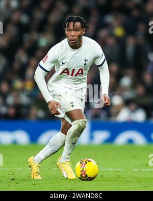 London, Großbritannien. Januar 2024. Tottenham Hotspur's Destiny Udogie in Aktion während des Spiels Tottenham Hotspur FC gegen Burnley FC Emirates FA Cup 3. Runde im Tottenham Hotspur Stadium, London, England, Großbritannien am 5. Januar 2024 Credit: Every Second Media/Alamy Live News Stockfoto