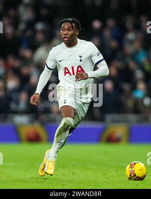 London, Großbritannien. Januar 2024. Tottenham Hotspur's Destiny Udogie in Aktion während des Spiels Tottenham Hotspur FC gegen Burnley FC Emirates FA Cup 3. Runde im Tottenham Hotspur Stadium, London, England, Großbritannien am 5. Januar 2024 Credit: Every Second Media/Alamy Live News Stockfoto