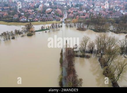 Hannover. Januar 2024. Dieses Luftbild vom 5. Januar 2024 zeigt die überfluteten Felder im Vorort Hannover, Niedersachsen. Deutschland hat mit weit verbreiteten Überschwemmungen zu kämpfen, die durch starke Regenfälle und schwellende Flüsse verursacht werden, wobei der Katastrophenschutz in einigen Gebieten aufgrund fehlender Sandsäcke und überlaufender Deiche an seine Grenzen stößt. Quelle: Henning Scheffen/Xinhua/Alamy Live News Stockfoto