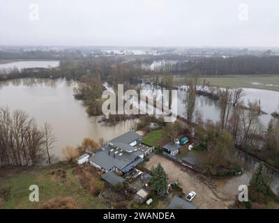 Hannover. Januar 2024. Dieses Luftbild vom 5. Januar 2024 zeigt die überfluteten Felder in Hemmingen, Niedersachsen. Deutschland hat mit weit verbreiteten Überschwemmungen zu kämpfen, die durch starke Regenfälle und schwellende Flüsse verursacht werden, wobei der Katastrophenschutz in einigen Gebieten aufgrund fehlender Sandsäcke und überlaufender Deiche an seine Grenzen stößt. Quelle: Henning Scheffen/Xinhua/Alamy Live News Stockfoto