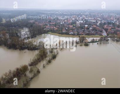 Hannover. Januar 2024. Dieses Luftbild vom 5. Januar 2024 zeigt die überfluteten Felder im Vorort Hannover, Niedersachsen. Deutschland hat mit weit verbreiteten Überschwemmungen zu kämpfen, die durch starke Regenfälle und schwellende Flüsse verursacht werden, wobei der Katastrophenschutz in einigen Gebieten aufgrund fehlender Sandsäcke und überlaufender Deiche an seine Grenzen stößt. Quelle: Henning Scheffen/Xinhua/Alamy Live News Stockfoto