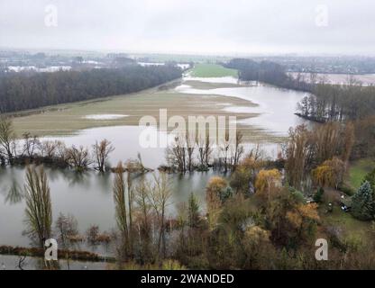 Hannover. Januar 2024. Dieses Luftbild vom 5. Januar 2024 zeigt die überfluteten Felder in Hemmingen, Niedersachsen. Deutschland hat mit weit verbreiteten Überschwemmungen zu kämpfen, die durch starke Regenfälle und schwellende Flüsse verursacht werden, wobei der Katastrophenschutz in einigen Gebieten aufgrund fehlender Sandsäcke und überlaufender Deiche an seine Grenzen stößt. Quelle: Henning Scheffen/Xinhua/Alamy Live News Stockfoto