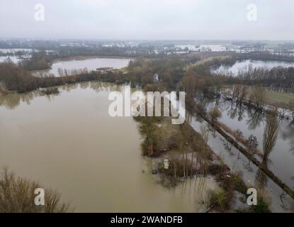 Hannover. Januar 2024. Dieses Luftbild vom 5. Januar 2024 zeigt die überfluteten Felder in Hemmingen, Niedersachsen. Deutschland hat mit weit verbreiteten Überschwemmungen zu kämpfen, die durch starke Regenfälle und schwellende Flüsse verursacht werden, wobei der Katastrophenschutz in einigen Gebieten aufgrund fehlender Sandsäcke und überlaufender Deiche an seine Grenzen stößt. Quelle: Henning Scheffen/Xinhua/Alamy Live News Stockfoto