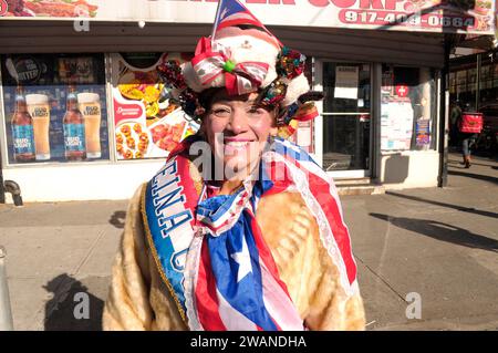 New York City, Usa. Januar 2024. Ein Teilnehmer der Parade wird während der jährlichen drei Könige Day-Parade mit der Flagge Puerto Ricas gesehen, die einen Hut mit Bändern trägt. Die Teilnehmer versammelten sich, um der 47. Jährlichen drei-Könige-Parade des El Museo del Barrio im Stadtteil East Harlem in New York City zu gedenken. Die Parade feiert den Tag, an dem die „drei Weisen“ Jesus nach seiner Geburt Geschenke brachten. Quelle: SOPA Images Limited/Alamy Live News Stockfoto