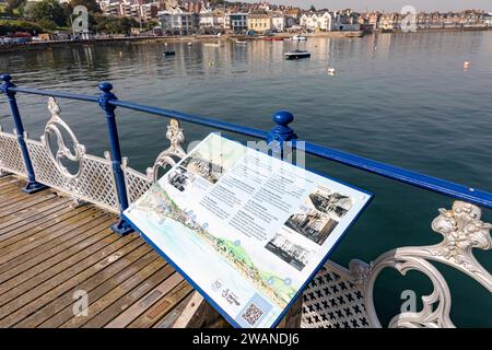 Schild mit lokalen Informationen am Swanage Pier, Dorset, England, UK, 2023 Stockfoto