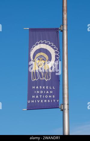 Lawerence, Kansas. Haskell Indian Nations University. Flagge mit Logo. Haskell bedient weiterhin die Bildungsbedürfnisse der Indianer und Alaskas Stockfoto