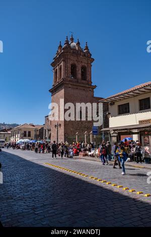 Antike, aufwendige katholische Kirche und Kloster mit Brunnen, Wandgemälden und Statuen aus Cusco, Peru Stockfoto